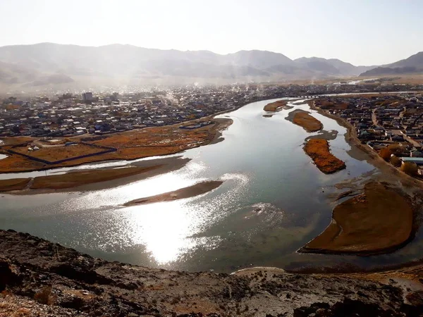 Şehrin içinden akan bir nehir. Nehir Ulaanbaatar, Moğolistan 'da Tuul' dur.