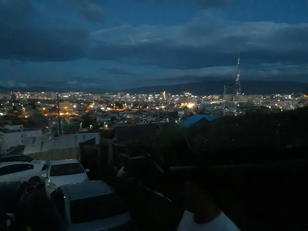 Şehrin manzarası. Sıradan bir insan hayatının olduğu bir gece.