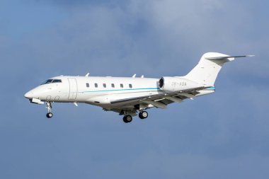 Luqa, Malta - 15 Ocak 2021: Bombacı Challenger 300 (BD-100-1A10) Reg: 31 numaralı kısa final pistinde OK-AOA.
