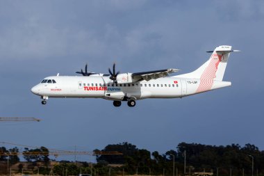 Luqa, Malta - 20 Kasım 2020: Tunisair Ekspres ATR ATR-72-212A (Reg: TS-LBG) Napoli, İtalya 'dan Malta ve Tunus' a uçuş gerçekleştirdi.