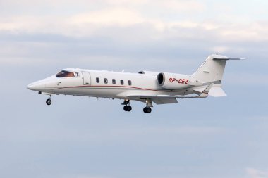 Luqa, Malta - 31 Ocak 2021: Learjet 60XR (Reg: SP-CEZ) Moskova 'dan gelen uzun bir uçuştan geliyor.