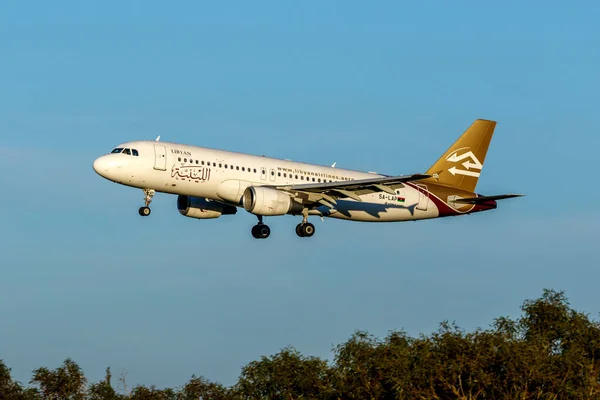 Luqa, Malta - 30 Ocak 2021: Libya Havayolları Airbus A320-214 (Reg: 5A-LAP) Libya 'nın Trablus kentinden akşam saatlerinde geliyor.