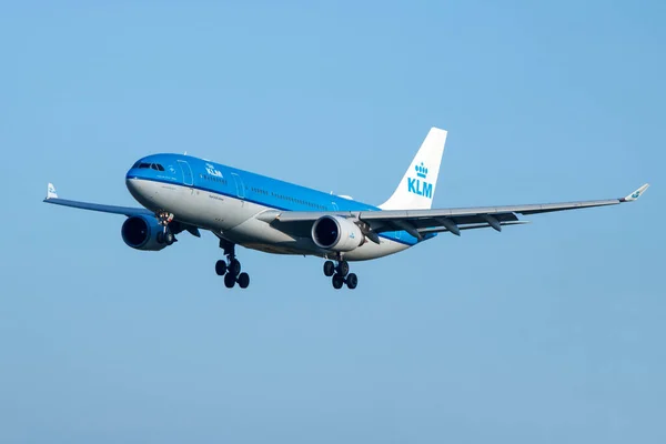 Luqa, Malta - 24 Şubat 2021: KLM - Hollanda Kraliyet Havayolları Airbus A330-203 (REG: PH-AOD), akşam hizmetleri için Malta 'ya varıyor.