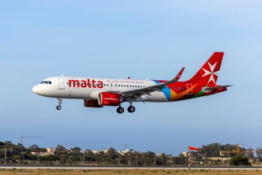 Luqa, Malta - 20 Mayıs 2021: Air Malta Airbus A320-251N (Reg. : 9H-NEB) Akşam inişi, Hava Malta filosundaki üç NEO 'dan biri.