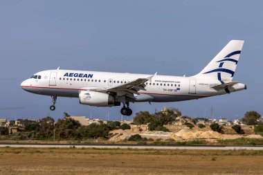 Luqa, Malta - 20 Mayıs 2021: Ege Havayolları Airbus A319-132 (REG: SX-DGF) Atina 'dan geliyor olağan Dash 8' in yerine.