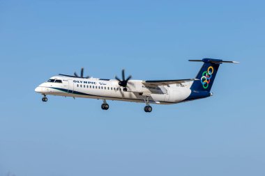 Luqa, Malta - 13 Mayıs 2021 Olimpiyat Bombacısı DHC-8-402 Q400 Reg: Atina, Yunanistan 'dan gelen SX-OBA iniş pisti 31.