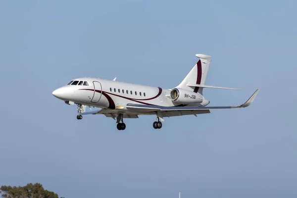 Luqa, Malta - 20 Mayıs 2021: Private Dassault Falcon 2000LXS (Reg. : 9H-JSB) 31 numaralı kısa final pistinde.