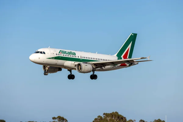 Luqa, Malta - 13 Mayıs 2021: Alitalia Airbus A319-111 (REG: EI-IMS) Roma, Fiumicino 'dan finaller.
