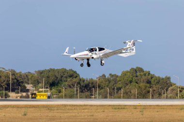 Luqa, Malta - 9 Haziran 2021: Malta adalarına gittikten sonra özel bir Elmas DA-42 İkiz Yıldızı (REG: OE-FYA) inişi.