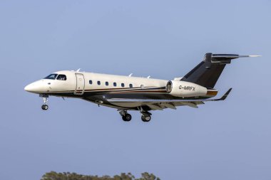 Luqa, Malta - 9 Haziran 2021: Flexjet Embraer EMB-550 Miras 500 (Reg: G-MRFX) Milano Linate Havaalanı 'ndan geliyor.