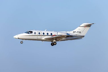 Luqa, Malta - 7 Haziran 2021: A Private Hawker Beechcraft 400XP (Reg. : SP-TTA akşam 31. pist finalleri üzerine.