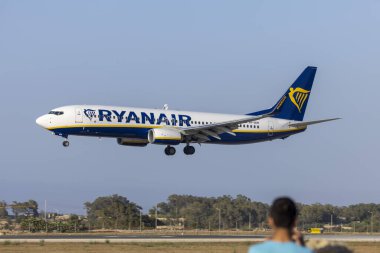 Luqa, Malta - 7 Haziran 2021: Malta Kayıtlı Ryanair (Malta Havayolları) Boeing 737-8AS 31 numaralı final pistinde genç bir gözcünün fotoğraf çekmesi.
