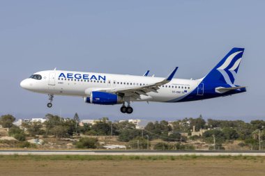Luqa, Malta - 7 Haziran 2021: Ege Havayolları Airbus A320-232 (REG: SX-DNE) Ege Havayolları için yeni bir renk şeması ile boyandı