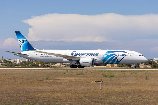 Luqa, Malta - 9 Haziran 2021: Mısır Hava Boeing 787-9 Dreamliner (Reg. : SU-GEU) Malta ve Kahire arasında sadece kargo uçuşu yapar, Eygpt.
