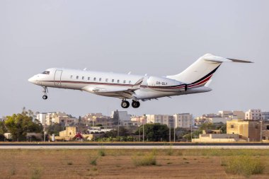 Luqa, Malta - 1 Temmuz 2021: NetJets Bombardier Global 5000 (BD-700-1A11) (Reg. : CS-GLY) 31 numaralı final pistinde.