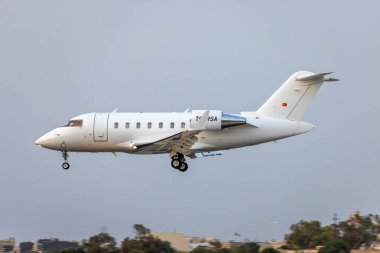 Luqa, Malta - 30 Haziran 2021: Yeni kayıtlı Bombacı Challenger 600 (Reg: TC-RSA) gün batımından çok sonra iniş yaptı.