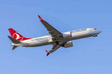 Luqa, Malta - 15 Haziran 2021: Türk Hava Yolları Boeing 737-8 MAX (REG: TC-LCE) İstanbul, Türkiye 'ye dönüş pisti 13..