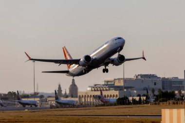 Luqa, Malta - 15 Haziran 2021: Türk Hava Yolları Boeing 737-8 MAX (REG: TC-LCE) İstanbul, Türkiye 'ye dönüş pisti 13..