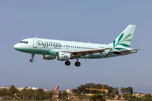 Luqa, Malta - 4 Temmuz 2021: Cyprus Airways Airbus A319-114 (Reg. : 5B-DCX) Larnaca 'dan geliyor.