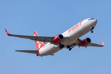 Luqa, Malta - 6 Temmuz 2021: Corendon Havayolları Boeing 737-85R (REG: 9H-TJE) 13 numaralı pistten ayrılıyor.