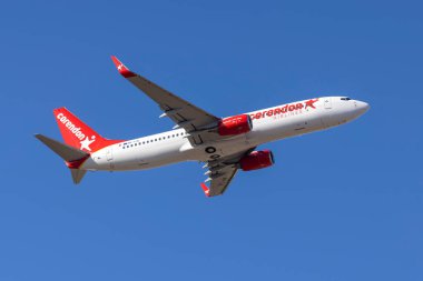 Luqa, Malta - 6 Temmuz 2021: Corendon Havayolları Boeing 737-85R (REG: 9H-TJE) 13 numaralı pistten ayrılıyor.