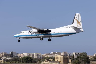 Luqa, Malta - 6 Temmuz 2021: Tanzanya Hükümeti 'nin Fokker 50' si (REG: 5H-TGF) Hollanda yolunda teknik durakta.