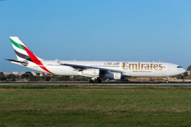 Luqa, Malta 5 Şubat 2016: Emirates Airbus A340-313 (A6-ERM) Tunus 'tan gelen kısa bir uçuştan sonra Dubai' ye hareket etmektedir..