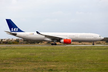 Luqa, Malta 26 Mart 2016: İskandinav Havayolları (SAS) Airbus A330-343 (LN-RKO) Lufthansa Technik Malta 'da hizmet aldıktan sonra kalkıyor.