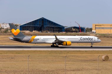 Luqa, Malta - 5 Haziran 2016: Condor Boeing 757-330 (D-ABOF) iniş pisti 31.