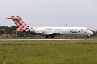 Luqa, Malta - 26 Mart 2016: Volotea Boeing 717-2BL (REG: EI-EXJ) 31 nolu pistten kalkıyor