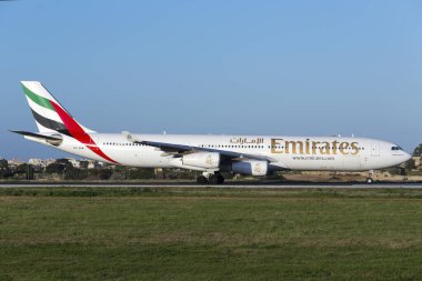 Luqa, Malta 5 Şubat 2016: Emirates Airbus A340-313 (A6-ERM) Tunus 'tan gelen kısa bir uçuştan sonra Dubai' ye hareket etmektedir..