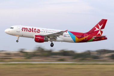 Luqa, Malta 23 Haziran 2016: Air Malta Airbus A320 (9H-AEQ) gün batımından sonra iniş.