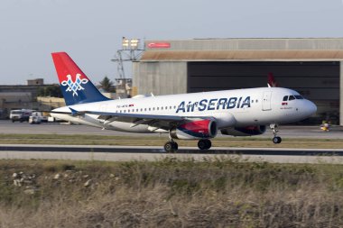 Luqa, Malta 12 Temmuz 2016: Air Serbia Airbus A319-132 (YU-APA) iniş pisti 13.