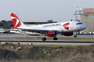 Luqa, Malta 12 Temmuz 2016: CSA Çek Havayolları Airbus A319-112 (OK-NEM) Prag 'dan bir uçuş işletiyor.