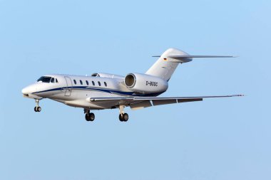 Luqa, Malta 15 Temmuz 2016: Air X Cessna 750 Citation X (Reg: D-BOOC) akşam saatlerinde iniş ve çıkış pisti 31..