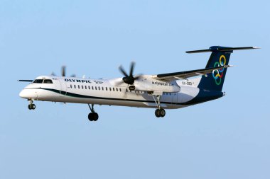 Luqa, Malta 15 Temmuz 2016: Olimpiyat Hava Bombacısı Dash 8-Q402 (Reg: SX-OBD) 31 numaralı pistte.