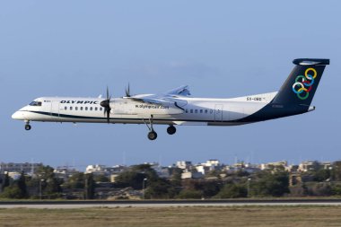 Luqa, Malta 15 Temmuz 2016: Olimpiyat Hava Bombacısı Dash 8-Q402 (Reg: SX-OBD) 31 numaralı pistte.