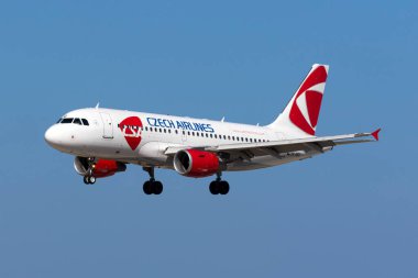 Luqa, Malta 16 Temmuz 2016: CSA Çek Havayolları Airbus A319-112 (OK-REQ) iniş pisti Prag 'dan gelen.