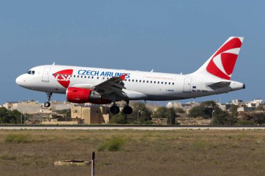 Luqa, Malta 16 Temmuz 2016: CSA Çek Havayolları Airbus A319-112 (OK-REQ) iniş pisti Prag 'dan gelen.