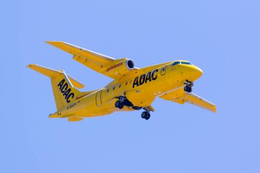 Luqa, Malta 18 Temmuz 2016: ADAC Luftrettung (Aero-Dienst) Fairchild Dornier 328JET (D-BADA) hava ambulansı jeti, 31 Temmuz günü sert hava güneşinin altında uzun finallerde.