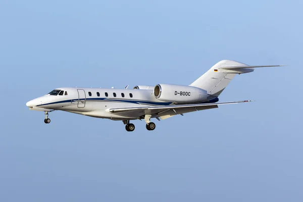 Luqa, Malta 15 Temmuz 2016: Air X Cessna 750 Citation X (Reg: D-BOOC) akşam saatlerinde iniş ve çıkış pisti 31..