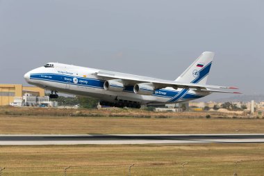 Luqa, Malta 13 Haziran 2015: Volga-Dnepr Havayolları Antonov An-124-100 Ruslan (RA-82045), 13 numaralı pistten havalanır..