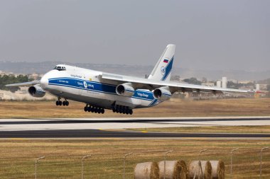 Luqa, Malta 13 Haziran 2015: Volga-Dnepr Havayolları Antonov An-124-100 Ruslan (RA-82045), 13 numaralı pistten havalanır..