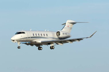 Luqa, Malta - 28 Nisan 2015: 31 numaralı kısa final pistinde bombardıman uçağı BD-100-1A10 Challenger 350 (CL30) (REG: OE-HUG).