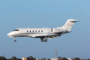 Luqa, Malta - 28 Nisan 2015: 31 numaralı kısa final pistinde bombardıman uçağı BD-100-1A10 Challenger 350 (CL30) (REG: OE-HUG).