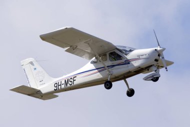 Luqa, Malta 21 Nisan 2015: Malta Uçan Tecnam Okulu P-92JS Echo (Reg: 9H-MSF) pilot eğitim sırasında tırmanış. 