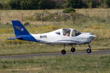 Luqa, Malta - 21 Nisan 2015: Avrupa Pilot Akademisi Tecnam P-2002JF Sierra (REG: 9H-PPL) pilot eğitim uçuşları sırasında orta saha inişi yapıyor.