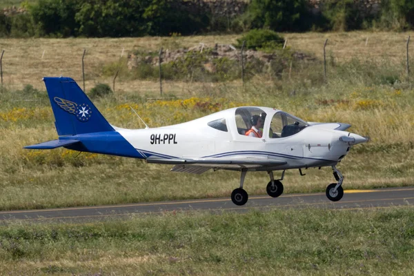 马耳他卢卡 2015年4月21日 欧洲飞行员学院Tecnam 2002Jf Sierra Reg Ppl 在进行飞行员训练飞行的同时在中场着陆 — 图库照片