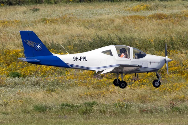 马耳他卢卡 2015年4月21日 欧洲飞行员学院Tecnam 2002Jf Sierra Reg Ppl 在进行飞行员训练飞行的同时在中场着陆 — 图库照片