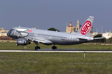 Luqa, Malta 7 Ekim 2015: Niki Airbus A320-214 (REG: OE-LEE) kısa final pisti 31..